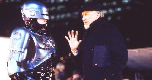 Irvin Kershner da instrucciones en el rodaje de RoboCop 2