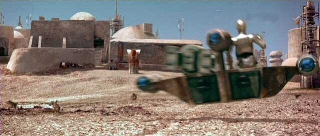 El speeder de los Lars llega a Mos Eisley