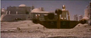 El speeder de los Lars llega a Mos Eisley