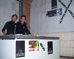 Los Lores Han_furby y Paugon en el stand