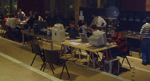 A la izquierda, partida de rol; en el centro, los PCs y la consola de SithNET; al fondo a la derecha, la exposicin de maquetas y partida de cartas