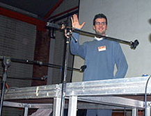 Jee-Wan saluda al acabar su magnfica conferencia.