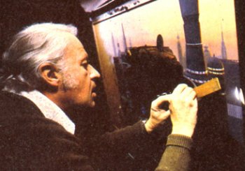 Ralph McQuarrie retocando una pintura mate de la ciudad nube