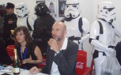 Jerome Balke pidiendo algo para beber