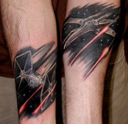 Tatuaje de un X-Wing y un TIE Fighter