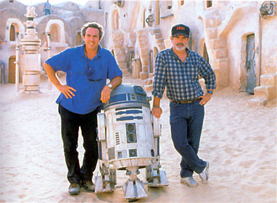 Lucas y McCallum junto a R2