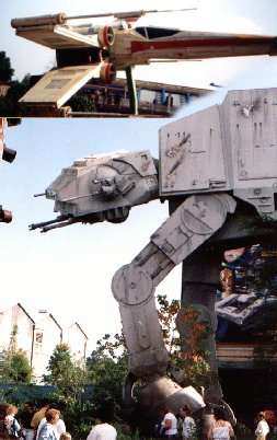 Un X-Wing en Paris y un enorme AT-AT en Orlando, indican d�nde se sit�a la atracci�n en cada parque