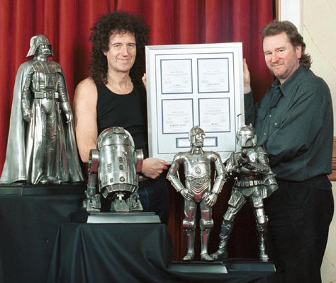 brian may recibiendo la figuras con sus certificados