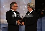 Steven Spielberg entrega el premio