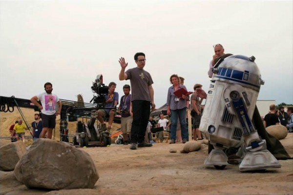 J.J. Abrams preparando el rodaje con R2-D2