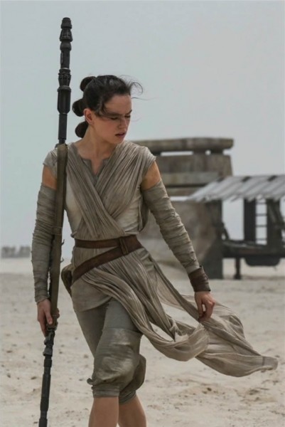 Daisy Ridley (Rey) con su bastón rifle