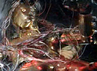 C3PO atrapado bajo una maraa de cables