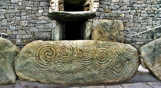 Tumba neolítica irlandesa o SIDH, construida hacia el 2500 a.C.