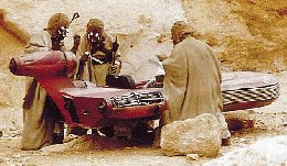 Moradores saqueando el speeder de Luke Skywalker