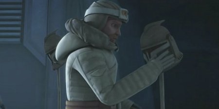 Kenobi recoge un casco clon clavado en una pica