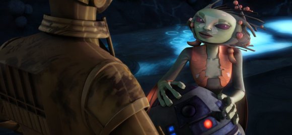 C3PO, de espaldas, junto a Orphne que acaricia a R2-D2