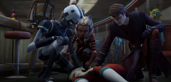 Anakin, Ahsoka y un androide policía junto al cuerpo de la camarera Sassi
