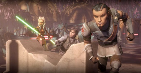 Saw Gerrera y Lux Bonteri y Ahsoka tras él, luchan con los androides de batalla