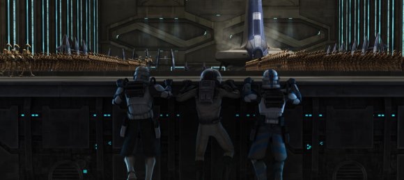 Rex, Anakin y Fives se asoman al hangar y comprueban que el enimigo es muy numeroso