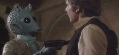 Greedo trata de capturar a Han Solo en la cantina Mos Esiley