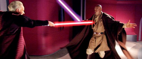 El maestro Mace Windu usa el Vaapad contra Darth Sidious