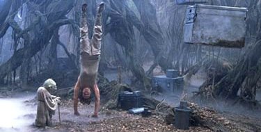 uke usa la Fuerza en Dagobah bajo la supervisión de Yoda