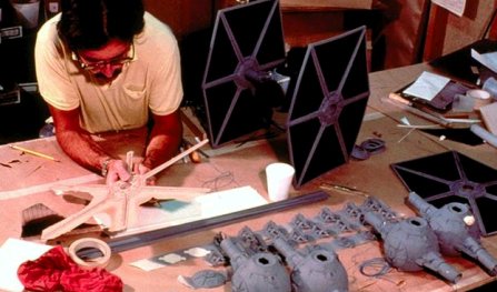 Un empleado de ILM trabajando sobre las maquetas TIE de 43 cmts