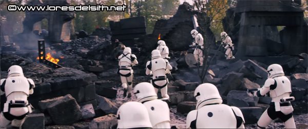 Soldados de Asalto de la Primera Orden toman posiciones en la ruinas del Castillo de Maz Kanata