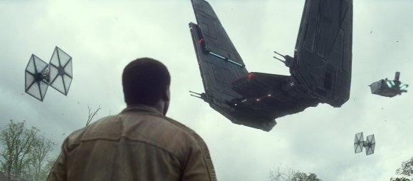 Finn contempla la llegada de la lanzadera de Kylo Ren