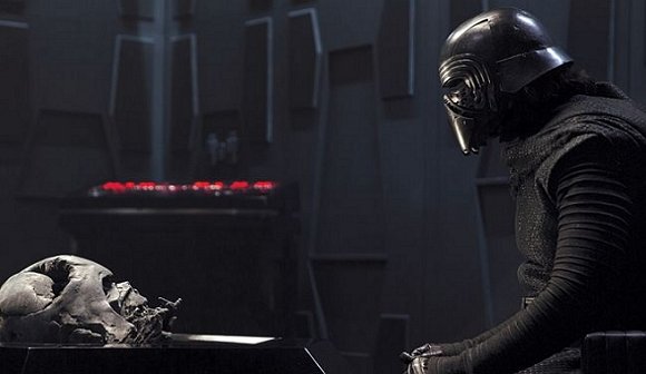 Kylo Ren ante el casco quemado y deformado de su abuelo Darth Vader